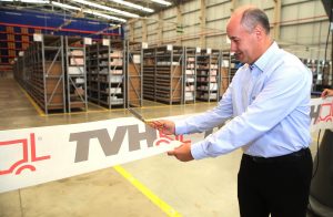 Na foto, Marco Augusto, diretor geral da TVH no Brasil, corta a fita de inauguração do novo Centro de distribuição da empresa