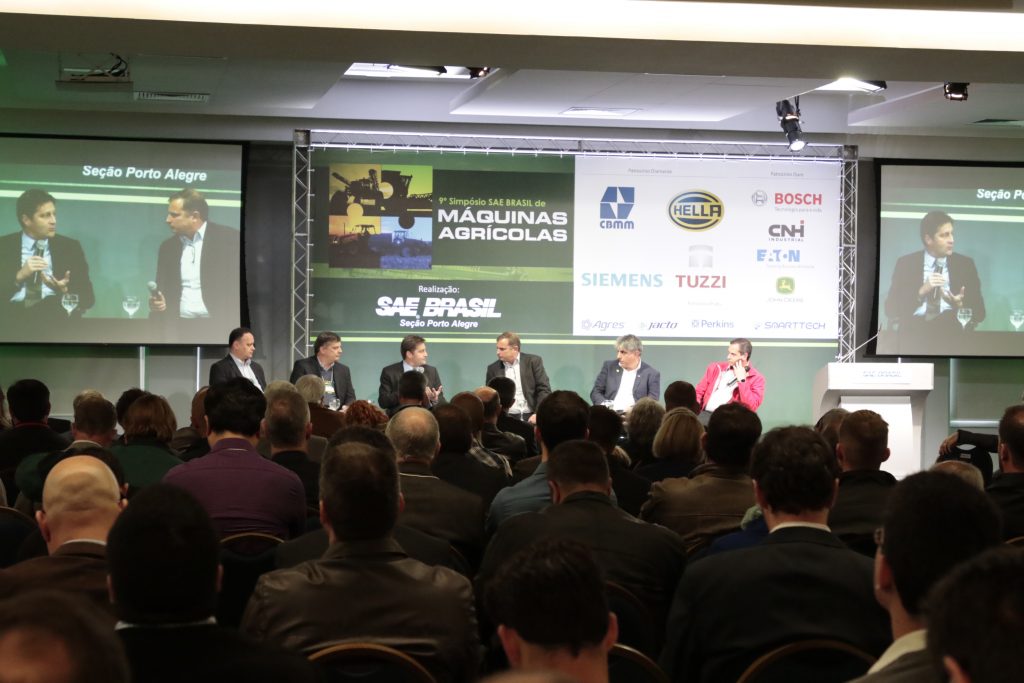 A transformação digital, a inteligência artificial e a descarbonização estarão no centro dos debates do 18º Simpósio SAE BRASIL de Máquinas Agrícolas, que reunirá especialistas, empresas e lideranças do setor para discutir as principais tendências que estão moldando o futuro da mecanização agrícola.

Realizado em formato híbrido, com programação presencial em Porto Alegre e transmissão online, o simpósio terá como foco os desafios e as oportunidades gerados pela evolução tecnológica das máquinas agrícolas, cada vez mais conectadas e integradas às estratégias de gestão das propriedades rurais.

A programação será aberta com um painel sobre os cenários e perspectivas para o agronegócio, abordando fatores que influenciam a competitividade da cadeia produtiva e os desafios para os próximos anos.

Na sequência, especialistas discutirão a descarbonização do powertrain agrícola, avaliando os impactos da transição energética para fabricantes, produtores e fornecedores, além das oportunidades relacionadas ao desenvolvimento de novas tecnologias.

A aplicação da inteligência artificial no campo também será tema de um painel internacional, que abordará a evolução da telemetria, do uso de dados e do machine learning para ampliar a eficiência das operações e viabilizar sistemas cada vez mais autônomos.

Outro destaque da programação será o debate sobre o papel das máquinas agrícolas como plataformas de dados. A proposta é discutir como a conectividade vem transformando os equipamentos em ferramentas capazes de gerar inteligência, novos serviços e modelos de negócios para o agronegócio.

Além do conteúdo técnico, o evento contará com espaço para networking e uma área de exposição com 14 empresas, que apresentarão soluções voltadas à inovação, conectividade, automação e sustentabilidade no setor agrícola.

Em sua 18ª edição, o Simpósio SAE BRASIL de Máquinas Agrícolas busca promover o intercâmbio entre indústria, academia e produtores, reunindo discussões sobre tecnologias que devem influenciar o desenvolvimento da mecanização agrícola nos próximos anos.