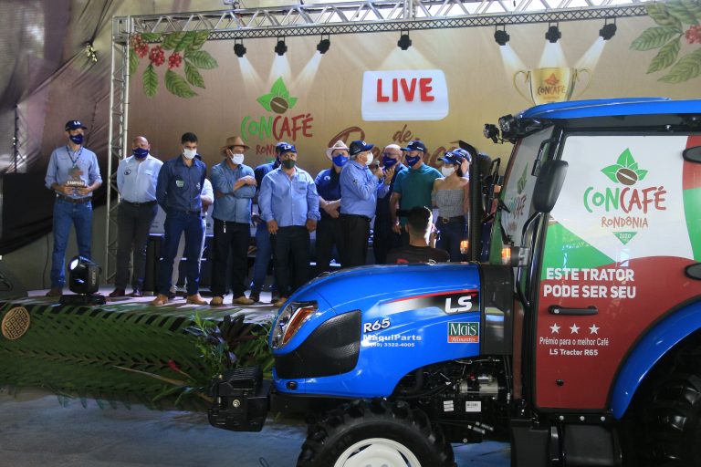 G1 - Máquina reduz custo da colheita do café conilon e robusta em Rondônia  - notícias em 4 Rondonia Rural Show 2015