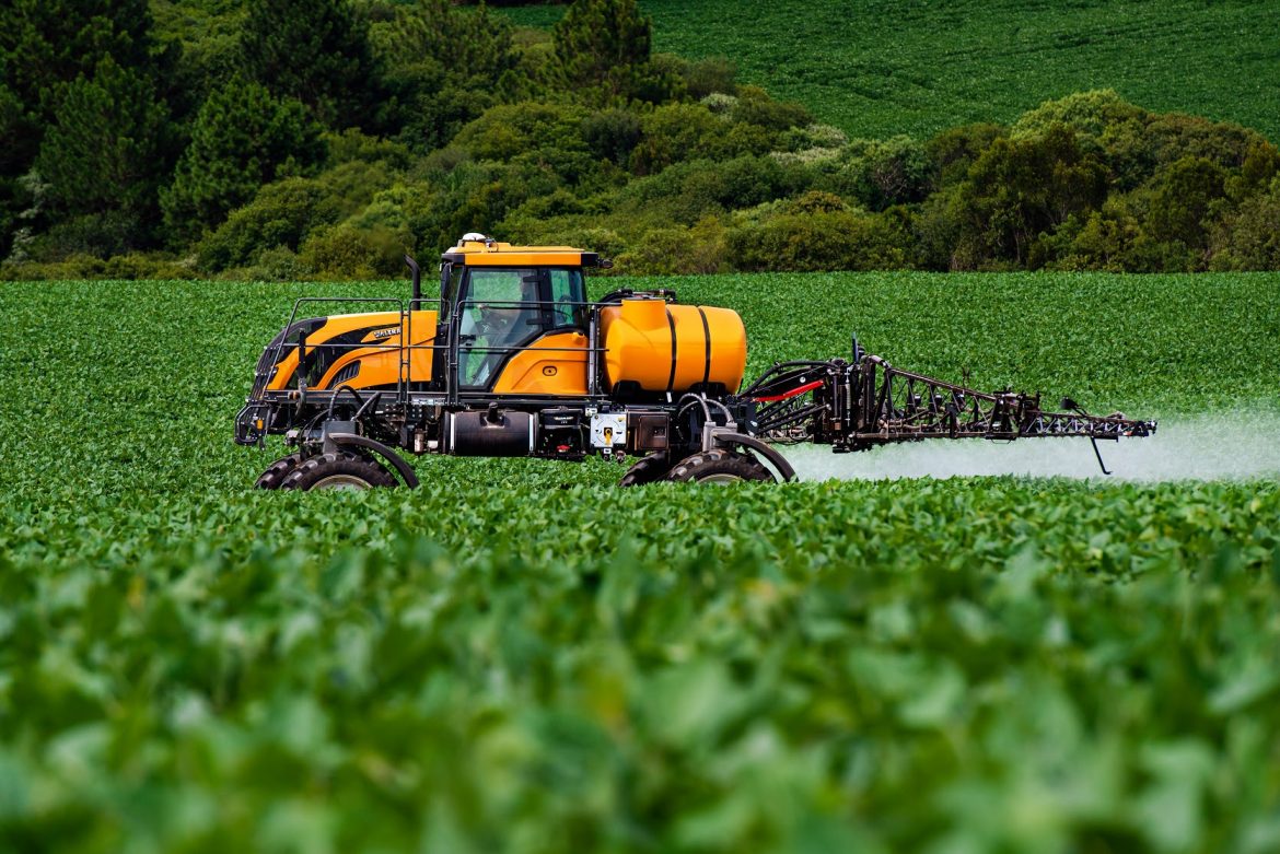 Aplicação De Defensivos Agrícolas No Cultivo De Alimentos Máquinas E