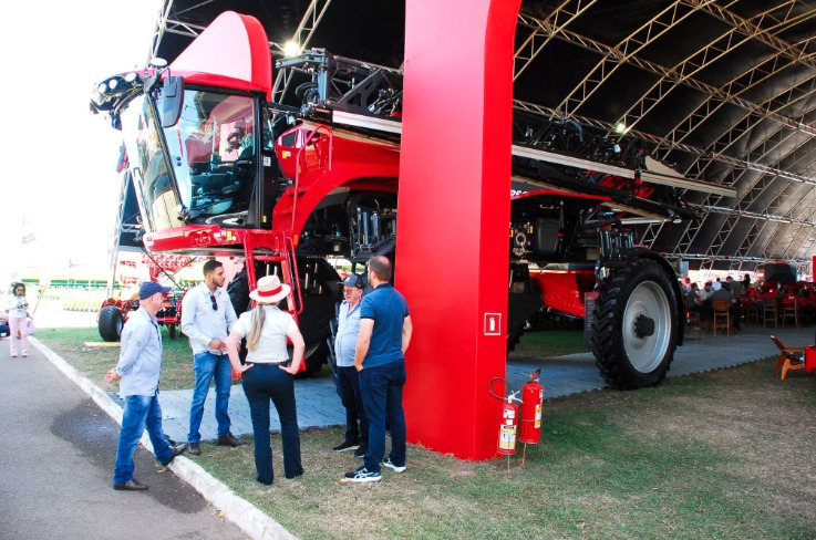 Revendedoras de máquinas celebram negociações na Bahia Farm Show