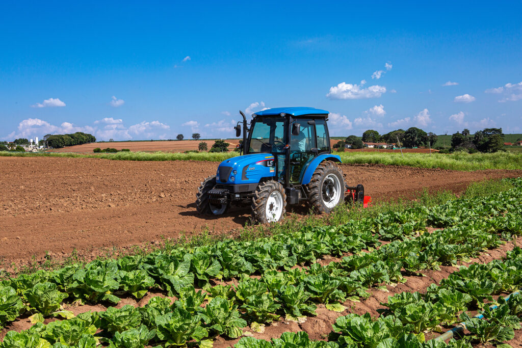 Contran regulamenta trânsito de trator agrícola por rodovias