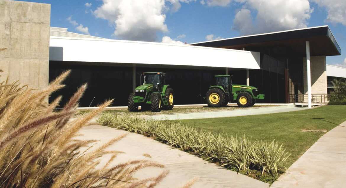 John Deere retoma operações em três fábricas no RS após paralisação