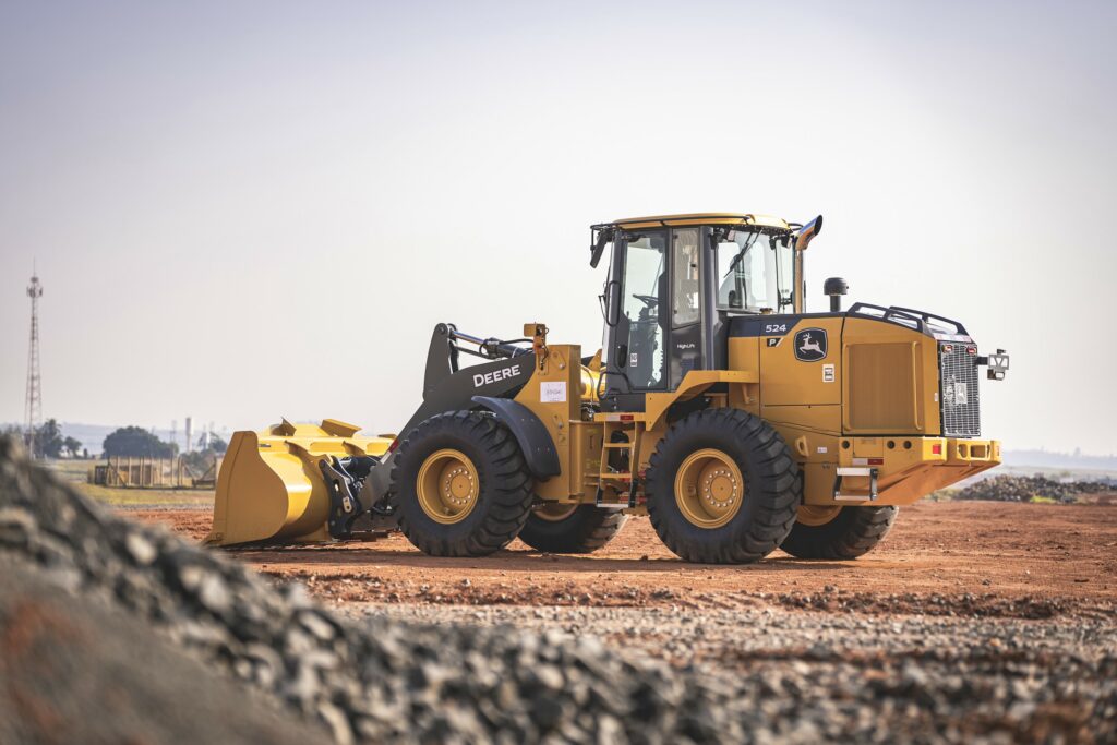 John Deere apresenta novas pás-carregadeiras Versão P com foco no conforto