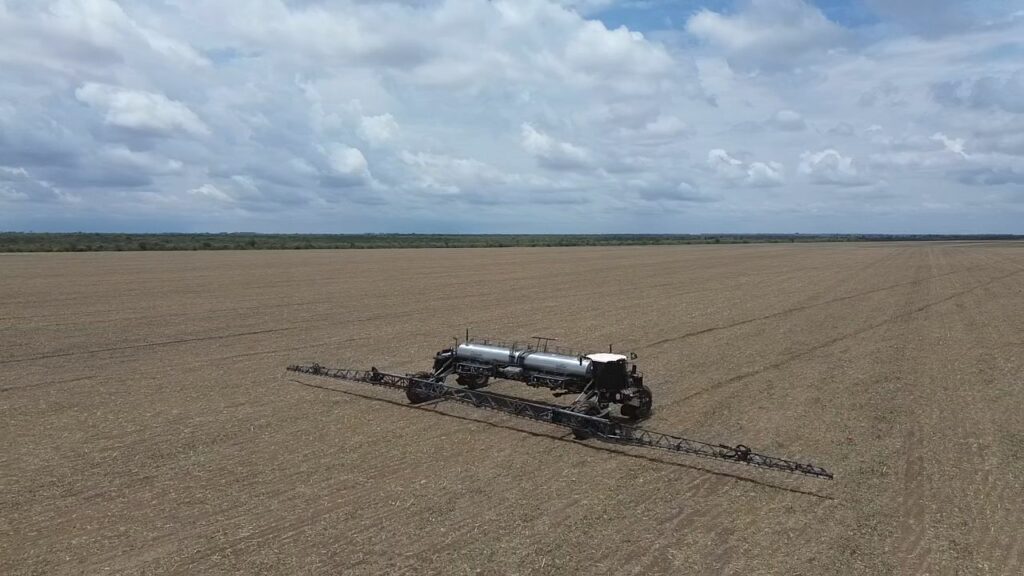 Pulverizador com tanque de 18 mil litros de capacidade inicia testes na Bahia