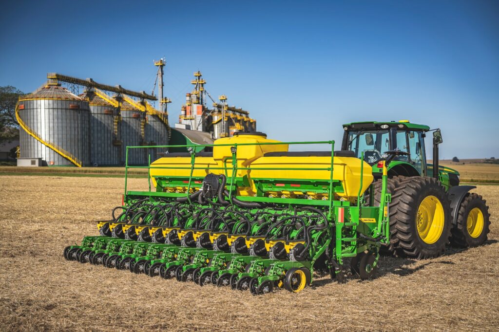 John Deere lança série de plantadeiras PL1200 e carreta graneleira