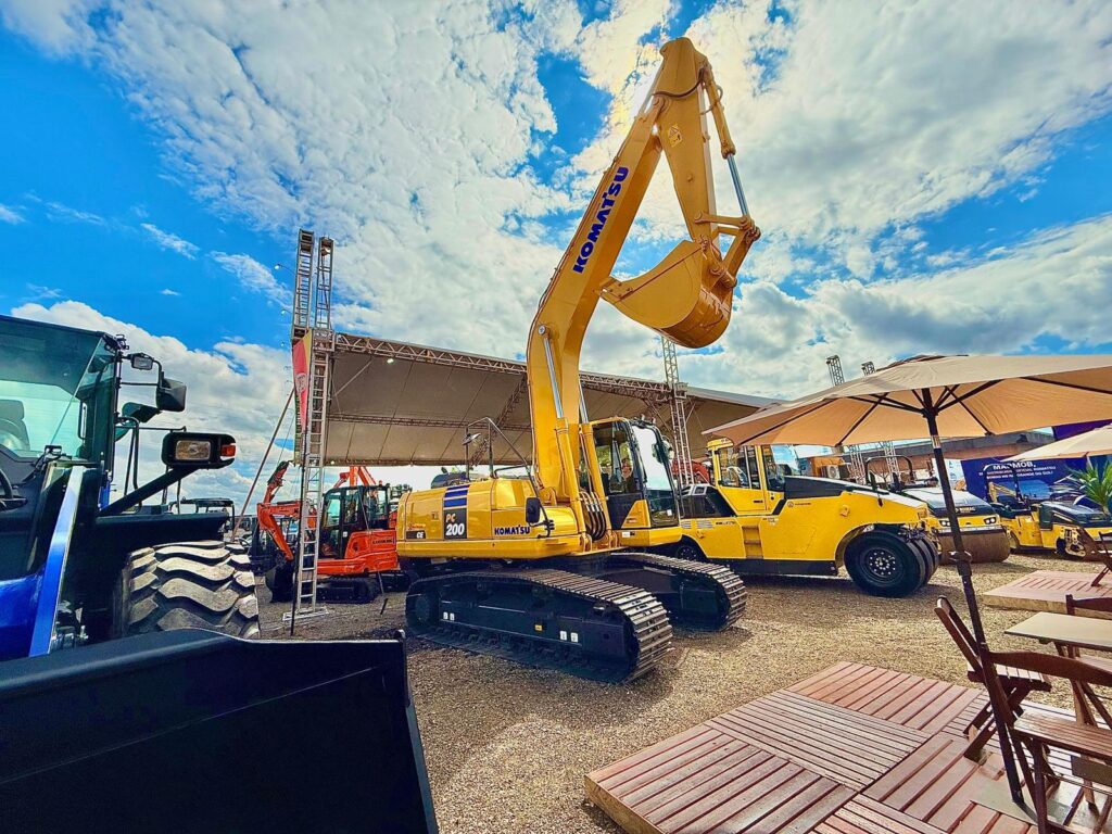 MAQMOB apresenta novidades da linha Komatsu e Bomag na ExpoInter 2025