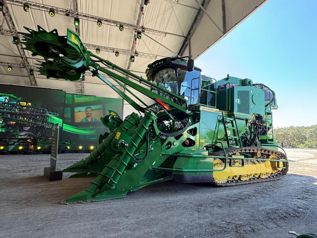 John Deere - Tratores 8R e pulverizadores Série 400R são destaques da Casa John Deere 2026