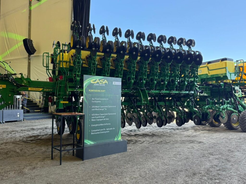 John Deere - Tratores 8R e pulverizadores Série 400R são destaques da Casa John Deere 2026
