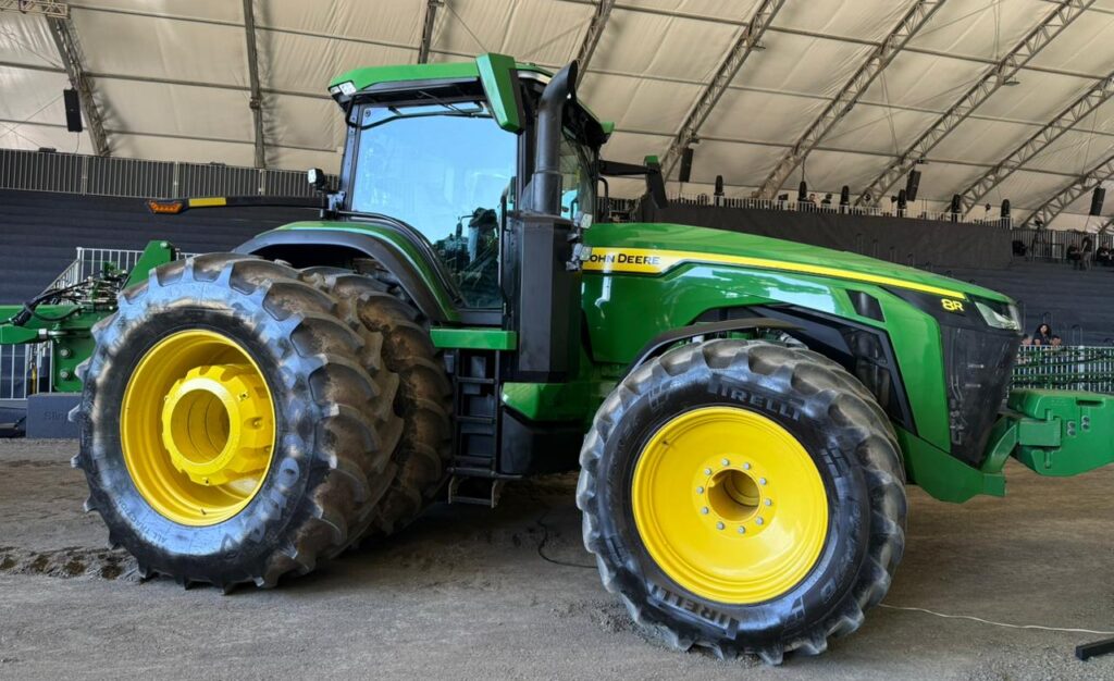 Tratores 8R e pulverizadores Série 400R são destaques da Casa John Deere 2026