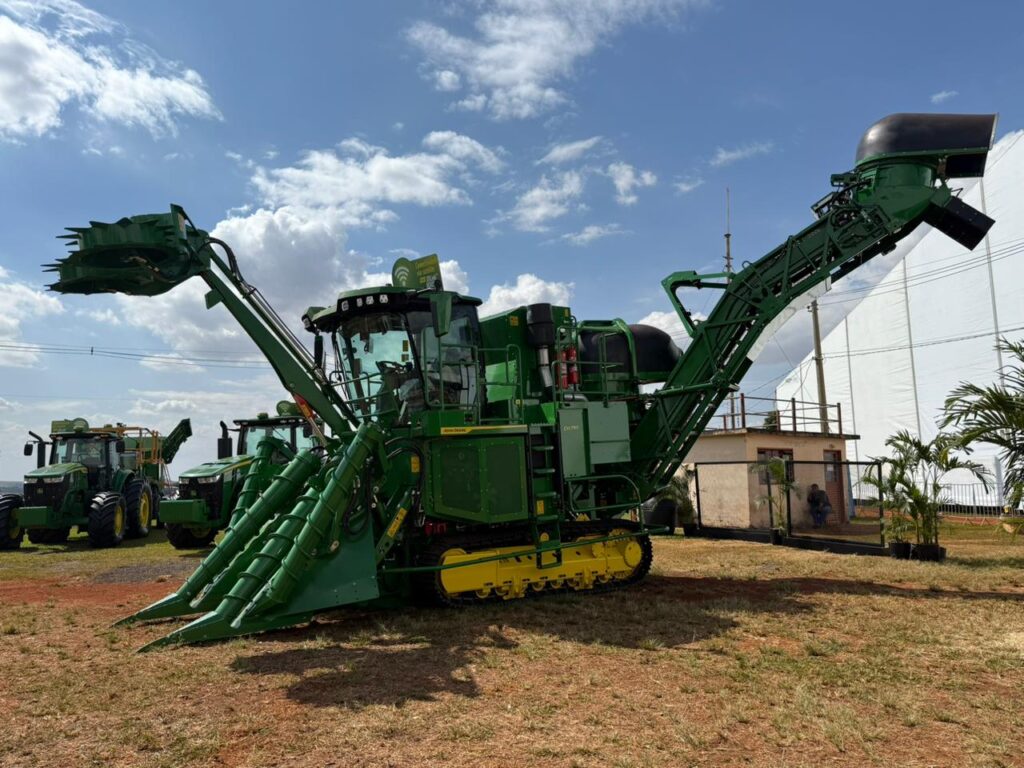 John Deere lança colhedora de cana CH7 com foco em eficiência operacional - John Deere John Deere lança colhedora de cana CH7 com foco em eficiência operacional