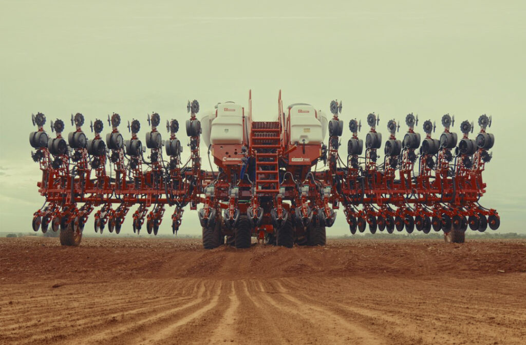Clima instável torna planejamento e regulagem de máquinas essenciais no plantio - máquinas A instabilidade climática prevista para os próximos meses deve ampliar os desafios do plantio no Brasil, exigindo do produtor rural mais planejamento operacional, revisão antecipada de máquinas e regulagens ajustadas à condição real de cada talhão.