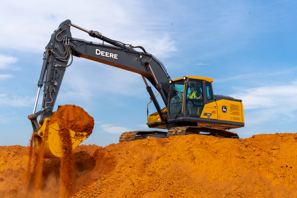 John Deere lança nova geração de escavadeiras produzidas no Brasil