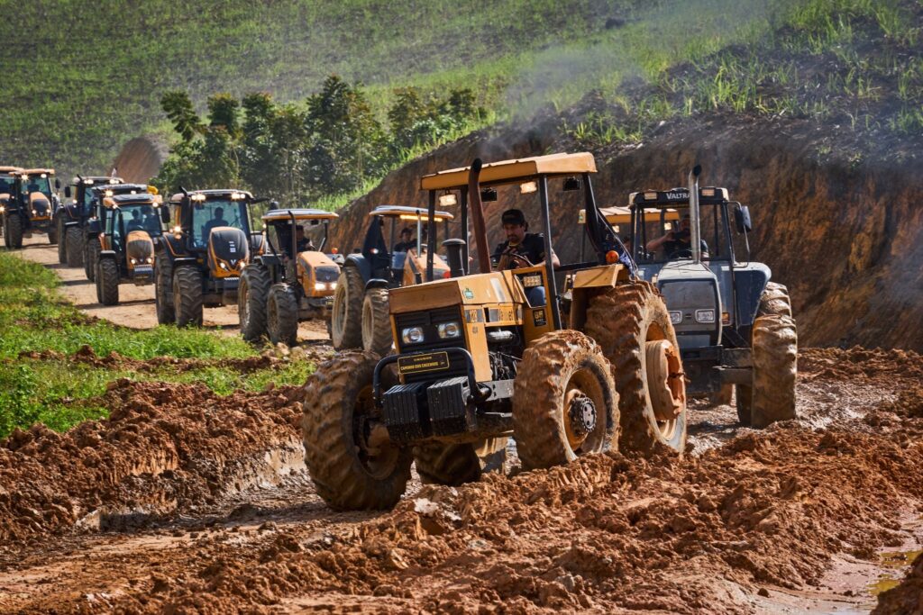 Projeto da Valtra leva maior expedição de tratores do mundo para o Oeste da Bahia 