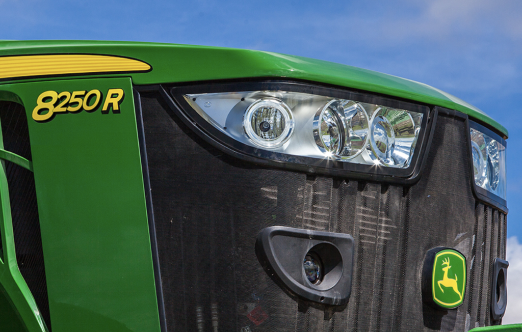 Guia atualizado: 10 dos melhores tratores agrícolas disponíveis no Brasil - melhores tratores agrícolas John Deere 8250R – para operações de alta potência