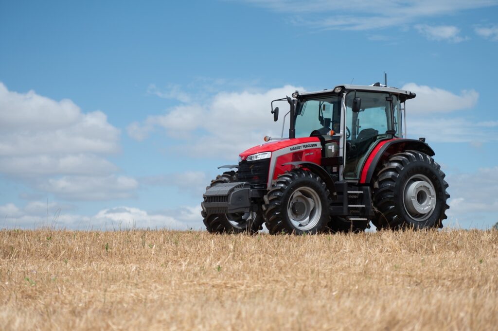 Guia atualizado: 10 dos melhores tratores agrícolas disponíveis no Brasil - melhores tratores agrícolas Massey Ferguson MF 5M.145 – versatilidade para pequenas e médias propriedades