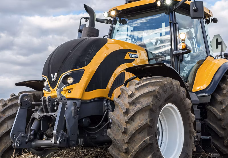 Guia atualizado: 10 dos melhores tratores agrícolas disponíveis no Brasil - melhores tratores agrícolas Valtra T250 CVT – controle de velocidade e capacidade hidráulica